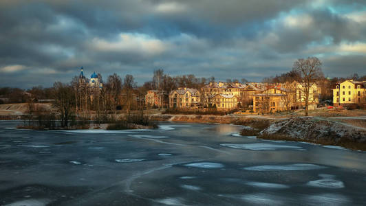 湖边别墅的冬季景观图片