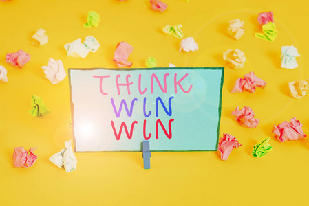 显示Think Win的文字标志。概念照片商业战略竞赛挑战成功之路彩色皱褶纸空提醒白色地板背景衣夹。
