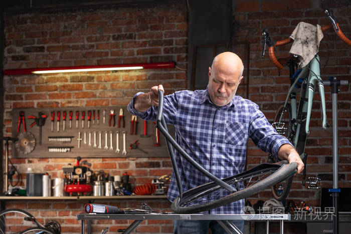 机械师更换自行车车轮上的管子