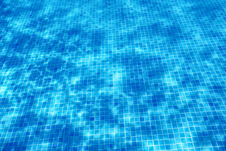 游泳池的水。潺潺流水。太阳反射背景。