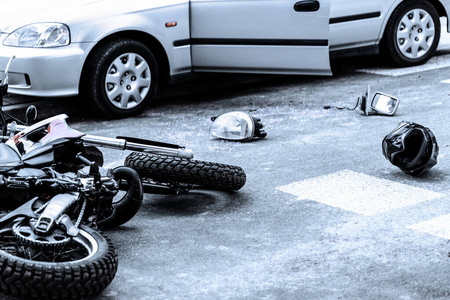 摩托车和汽车在路上发生了可怕的事故