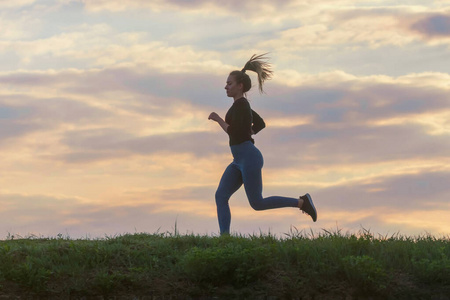 享受大自然的年轻女子.美丽的女孩在阳光下奔跑.
