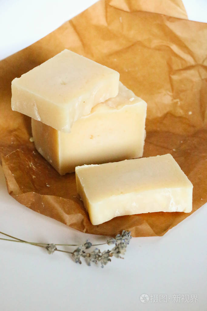 白色背景的天然手工有机肥皂条