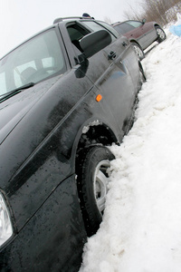 汽车陷在雪里了。