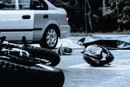 严重车祸后，摩托车头盔掉在街上