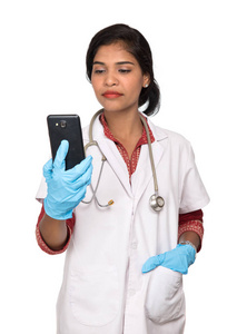 女医生用听诊器在白色背景上讲手机