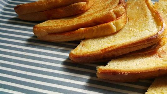 新准备的半炸面包片特写照片