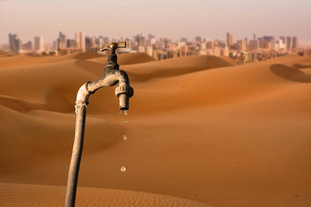背景是滴水龙头,沙漠和大城市的天际线一段水龙头,将形成一个年轻的