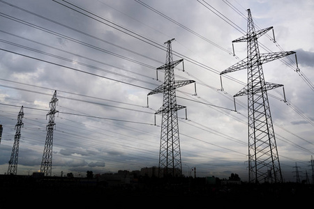 多云城市输电线路照片