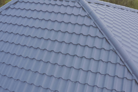 金属波纹屋顶和金属屋顶。现代金属屋顶