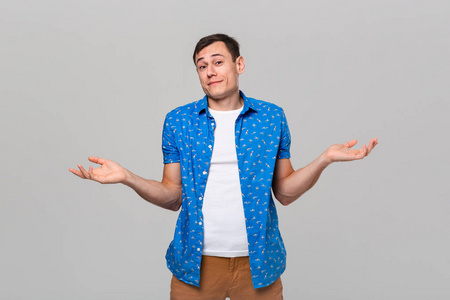 犹豫不决的美女耸耸肩,表情可疑中年人怀疑和耸肩犹豫不决和不安全感