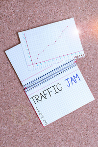 显示交通堵塞的文字标志。概念图大量车辆靠近在一起，无法移动办公桌笔记本纸办公室纸板学习用品表图表。