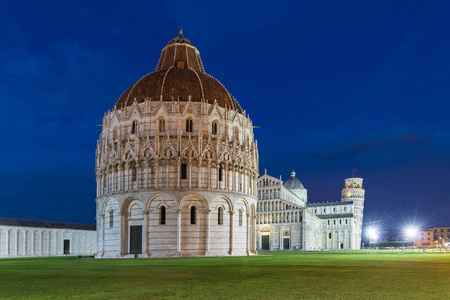 世界遗产比萨洗礼堂，塔楼和大教堂在晚上。