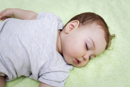 小厚脸皮的宝宝半张嘴睡得很香图片