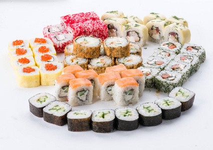 日本料理餐厅，寿司maki gunkan卷盘或拼盘套装。寿司套餐及配料