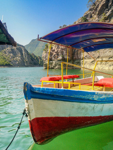 河上有篷的船。内河船。阿尔巴尼亚河上的游船。