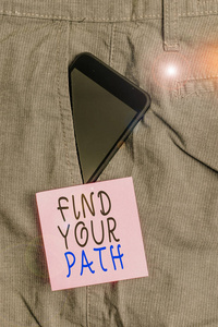 手写文本查找路径。概念意义寻找成功的途径激励灵感智能手机设备内正式工作裤前口袋附近的便笺纸。