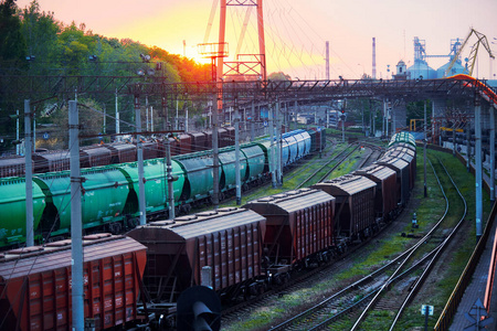 铁路运输，日落时工业海港的货车