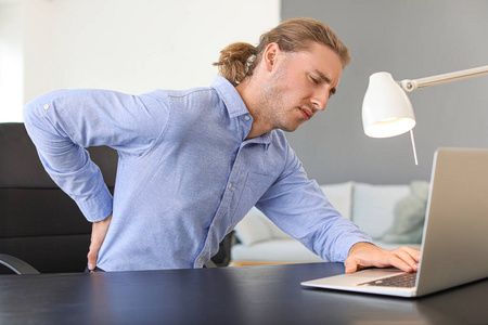 年轻人腰疼腰疼家里腰疼的成熟男人家里腰疼的年轻人腰疼腰疼腰疼背痛