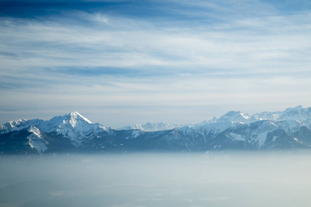 滑雪 寒冷的 自然 全景 美丽的 阿尔卑斯山 圣诞节 森林