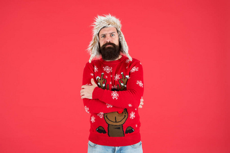 时尚庆祝。时髦的穿着驯鹿套头衫。冬天风格的胡子男人。圣诞节和新年的节日风格。冬季流行趋势。时尚保暖
