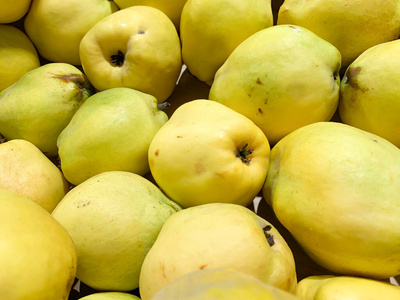 市场上苹果的组以市场上出售的黄色鲜木瓜为背景,超市里的有机整体