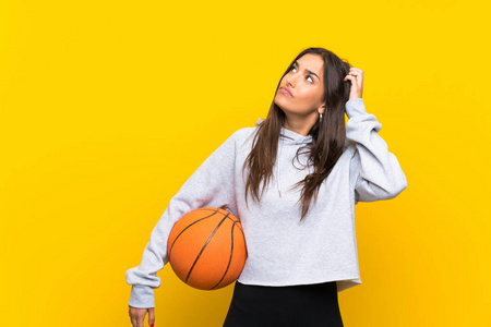 运动服 女孩 篮球 爱好 困惑 游戏 怀疑 忽视 白种人