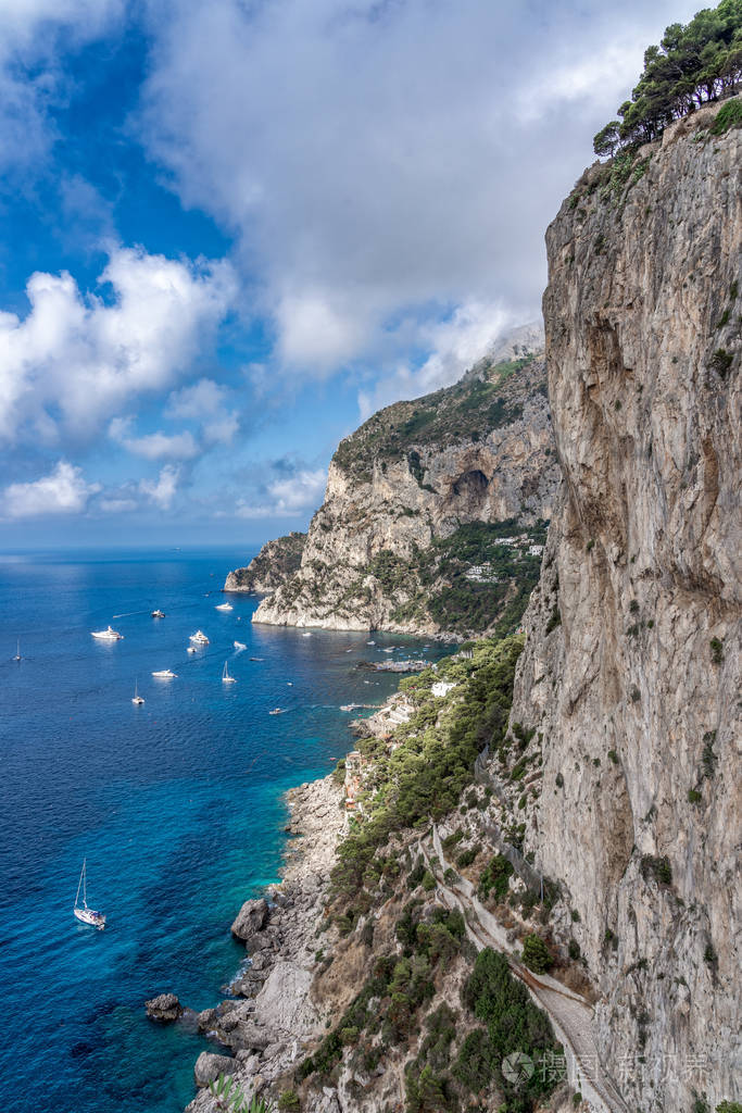 夏季tyrrhenian sea旁的峭壁,带有戏剧性的couds,从卡普里奥古斯都