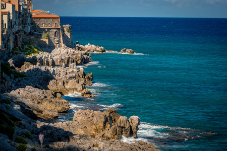 提尔尼安海的岩石海岸和西西里海岸中世纪城市塞法鲁的中世纪房屋