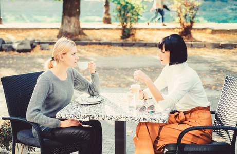 真正的友谊友好的亲密关系.相信她.女朋友喝咖啡,喜欢聊天.友谊会议.