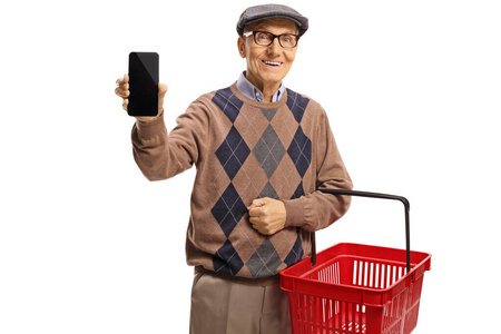 一位老人拿着购物篮拿着手机