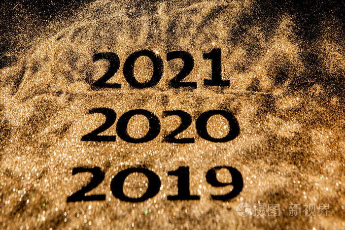 2019年至2020年美丽闪亮的金色数字黑色背景设计新年快乐概念