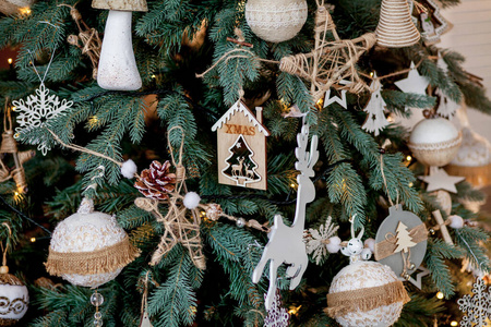 装饰圣诞树模糊，闪闪发光和仙女的背景