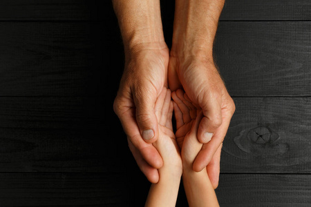 老人照顾孩子图片