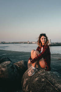 徒步旅行 女孩 天空 流浪癖 海景 美女 背包 地平线 悬崖