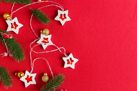 红色背景上的圣诞装饰，文本的复制空间。圣诞或新年红色背景