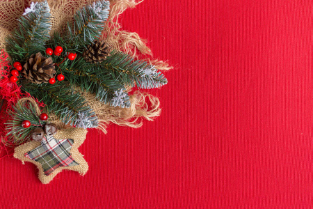 冷杉树枝与圣诞装饰在红色背景上与文本复制空间。圣诞节或新年背景