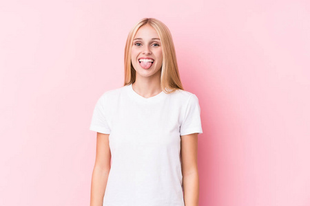 美极了 漂亮的 白种人 女孩 开玩笑 面对 恤衫 舌头 粉红色