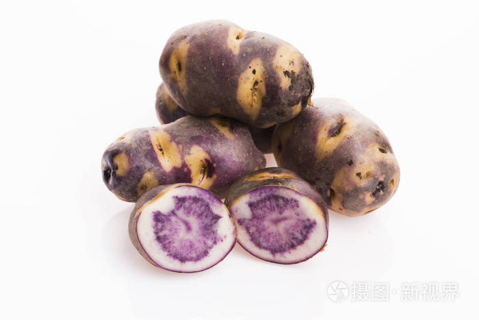 白底白紫色土豆。有机植物