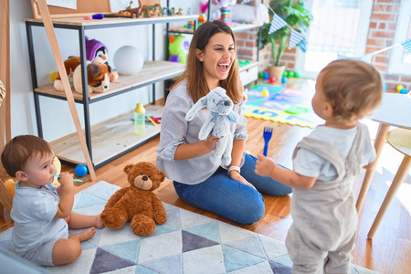 蒙台梭利 老师 有趣的 育儿 白种人 儿子 游戏 房间 幼儿园