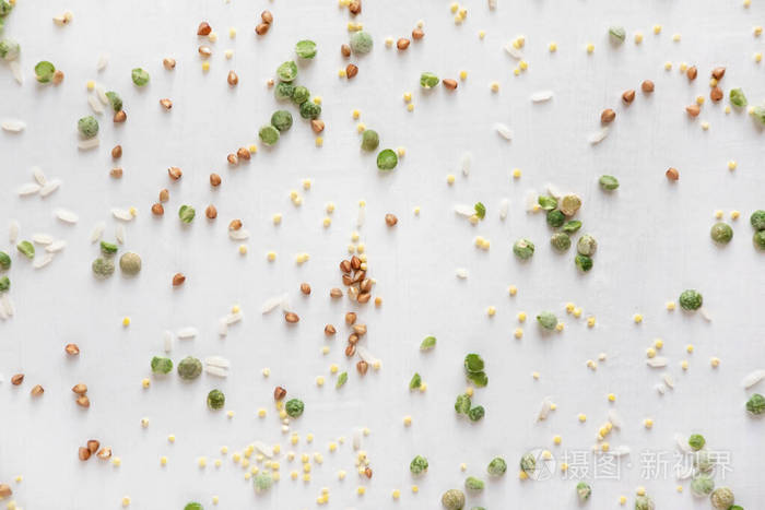 白底荞麦小麦豌豆和大米图案。以粥为食。平放，俯视图。