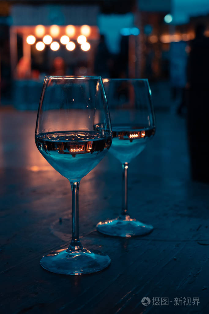 两个白葡萄酒杯阿尔巴尼亚地拉那的浪漫之夜