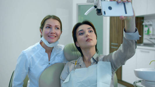 那个女孩和她的牙医在摄像机前摆姿势