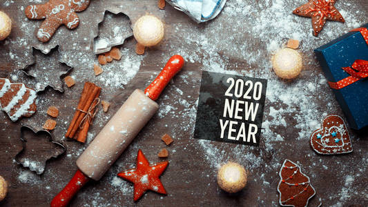 全球家居新年概念。圣诞烘焙背景与用具和配料，复制空间