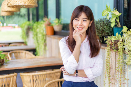年轻的亚洲女商人的微笑图片