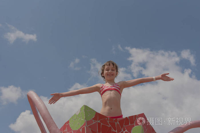 一个小女孩夏天在水上公园休息婴儿在游泳池里游泳9岁女孩在水边休息