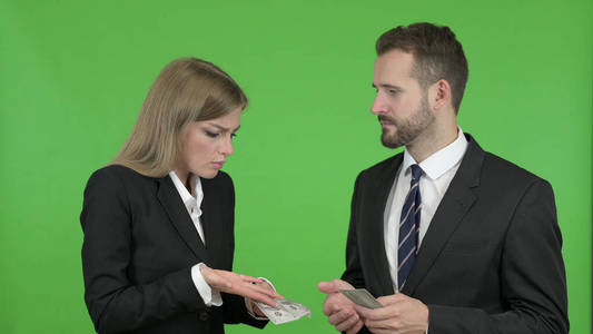 男男女女的商业专业人士为钱和色度键争论不休照片