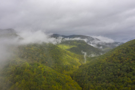 暴风雨中风景优美的山脉图片