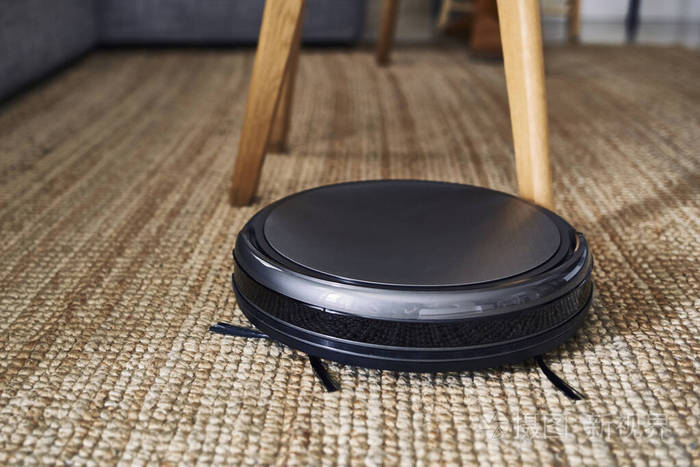 aroboticvacuumcleaneronthefloor