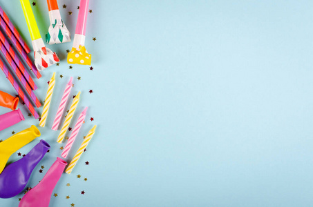 彩色五彩纸屑和气球组成的蓝色背景，聚会和庆祝装饰。